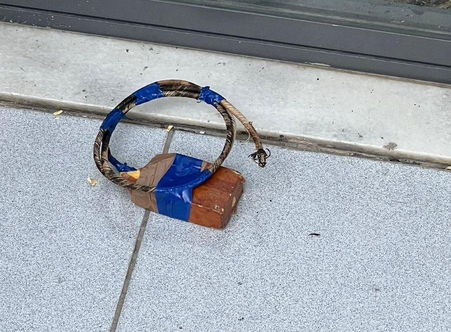 I vendoset tritoli dyqanit të avokatit në Sarandë, rrethohet zona