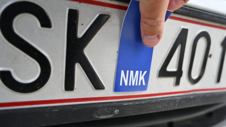 MPB: Është ndryshuar rregullorja për ngjitëset “NMK” në automjete