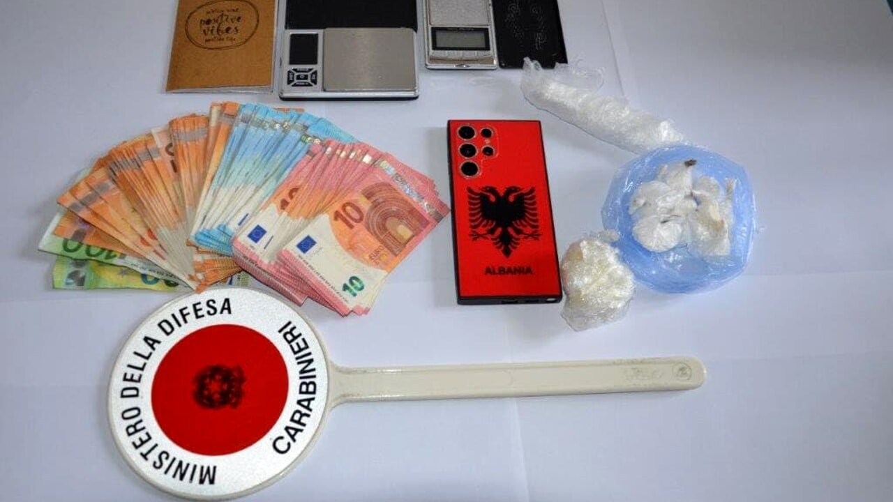 Shqiptarja patriote edhe duke shitur kokainë, kapet me dhjetëra doza dhe mijëra euro