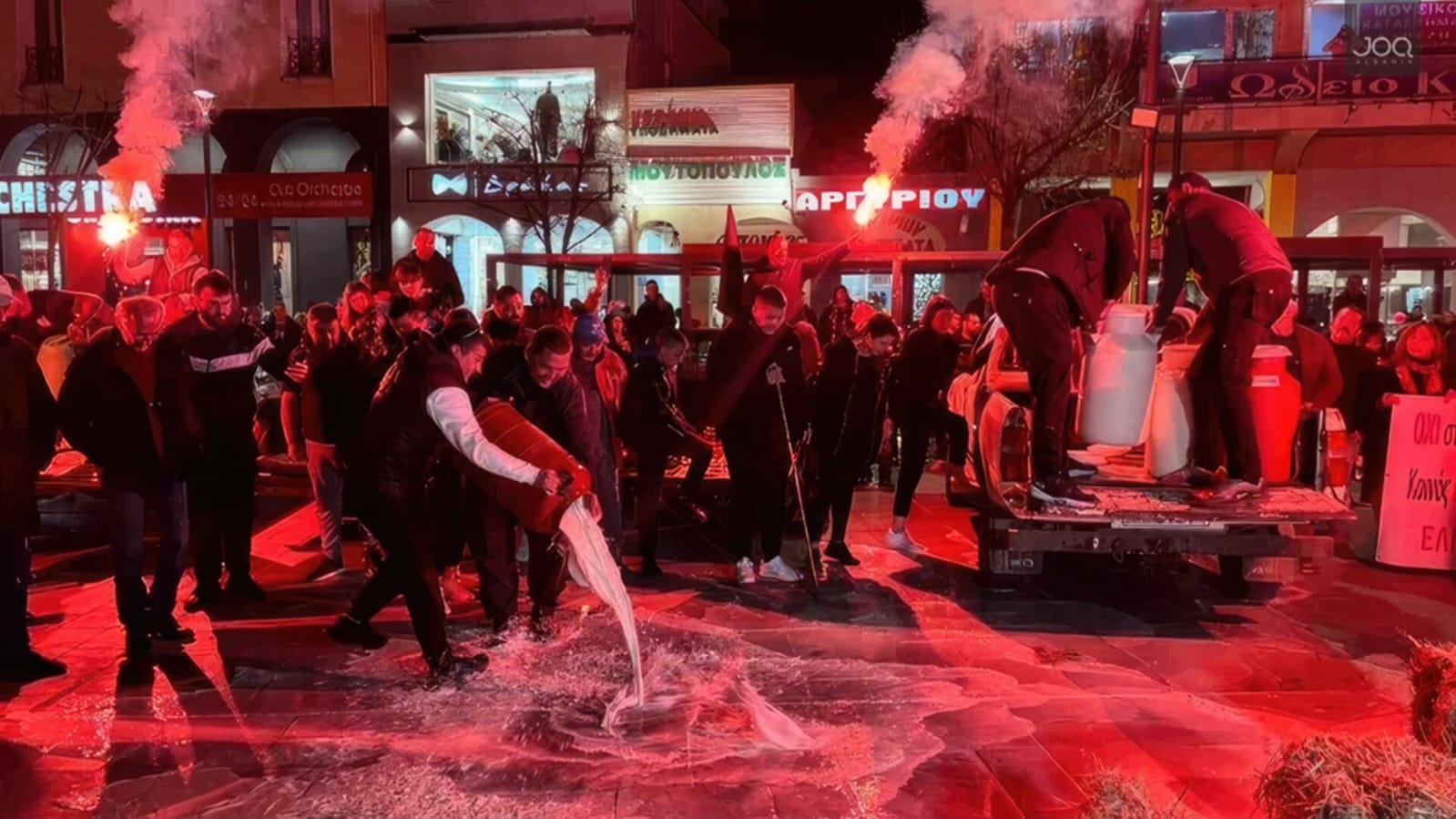 Fermerët protestojnë, hedhin qumësht dhe kashtë në qendër të qytetit