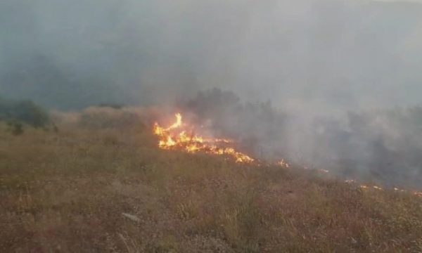 Zjarr afër Skenderajt, dëmi rreth 30 mijë euro