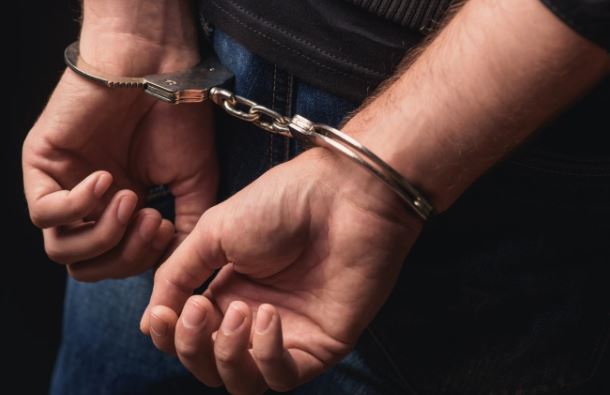 Muzikanti shqiptar arrestohet teksa flinte në tren, e fundosi çanta e tij