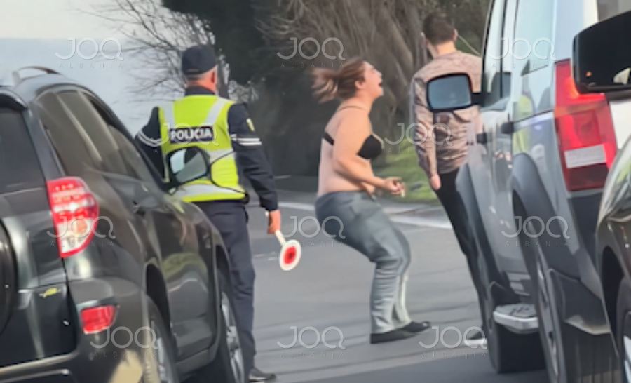 Vajza heq bluzen në mes të autostradës dhe “i sulet” efektivëve të policisë