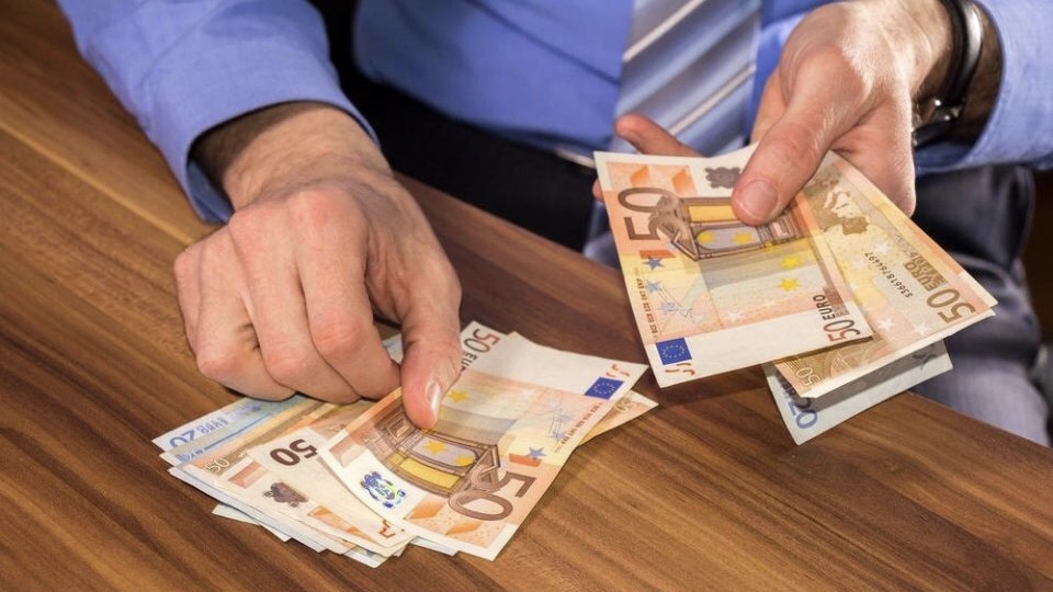 Afër 2 mijë euro false deponohen në tri banka të Kosovës