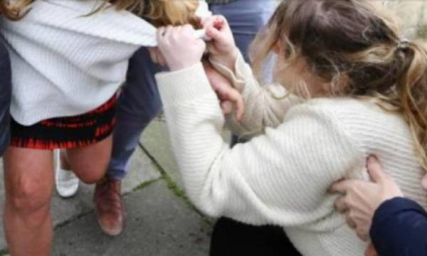Arrestohet një grua në Fushë Kosovë, rrahu disa fëmijë në oborrin e shkolles