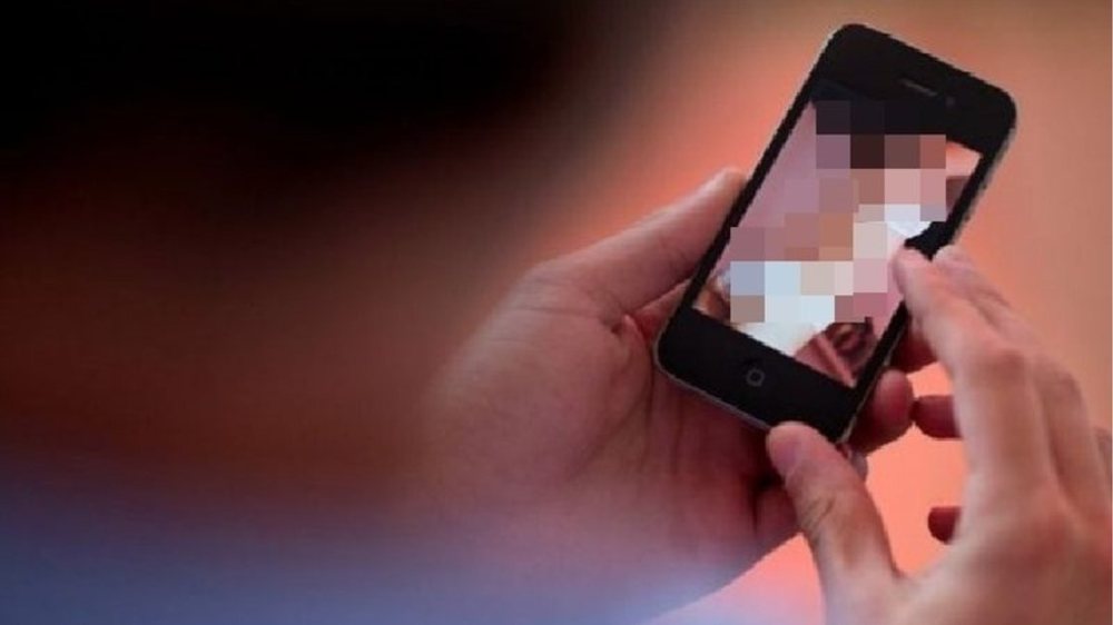 18-vjeçari seks me të miturën, e filmon dhe shpërndan videon në rrjetet sociale