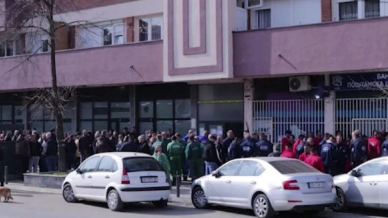Serbët në veri s’mund t’i tërheqin pagat nga llogaria, thonë se mungon dinari