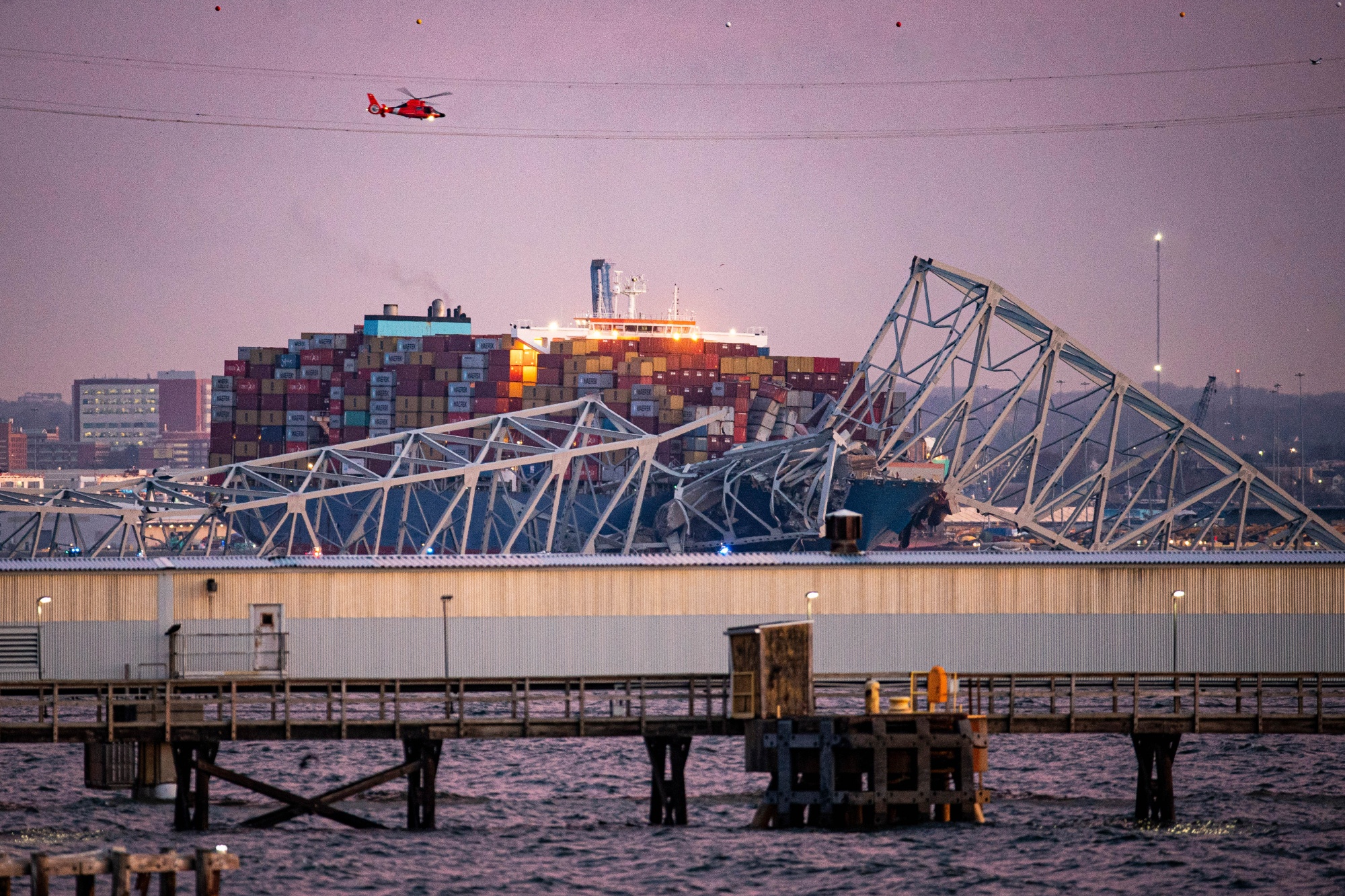 Veprim i qëllimshëm?! Anija me 10 mijë kontenierë shembi urën në SHBA