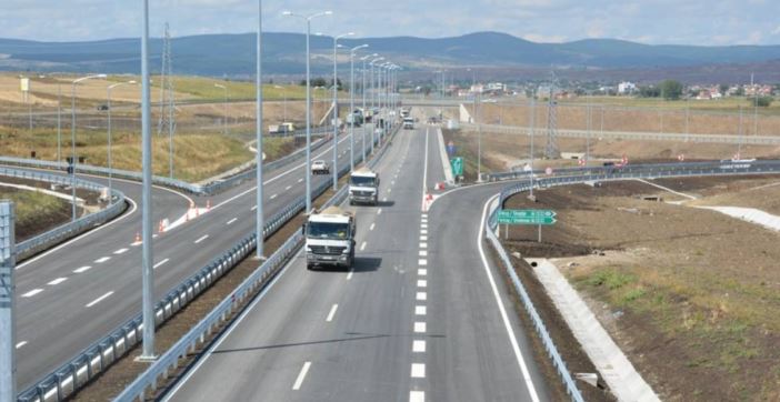 Nënshkruhet kontrata 21 milionëshe për ndërtimin e rrugës Prishtinë-Pejë