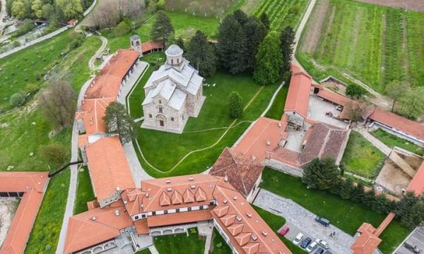 Historianët e Deçanit thërrasin konferencë pas vendimit të Kurtit për Manastirin