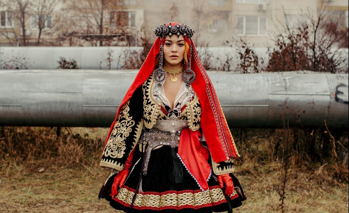 Rita Ora kujton origjinën e saj, riposton fotot me veshje kombëtare shqiptare