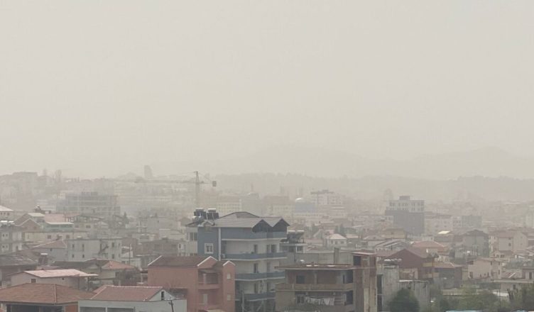 Pluhuri saharian mbulon sërish Shqipërinë, temperatura deri në 30 gradë