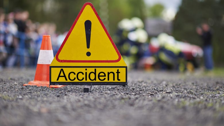 Dy të vdekur në aksidentin mes automjetit e motoçikletës në Suharekë