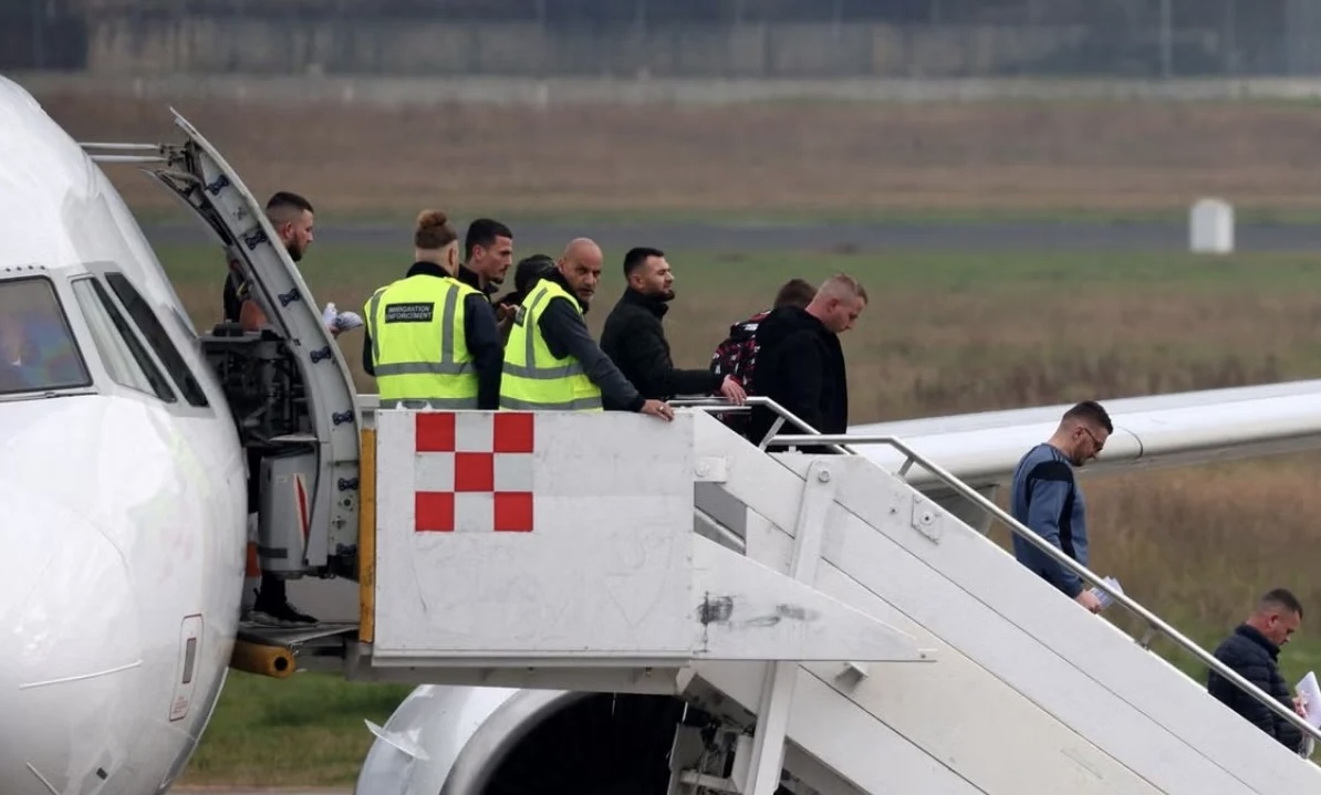 Britania vijon me dëbimet, 47 shqiptarë “paketohen” për Tiranë