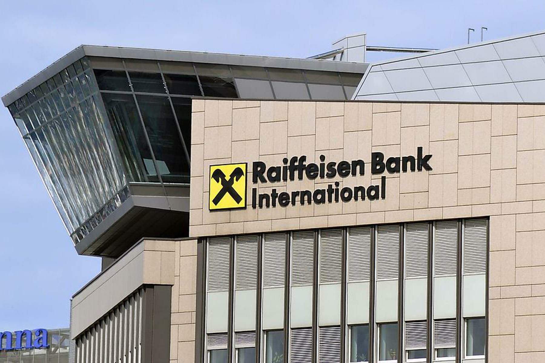 ‘Raiffeisen Bank’ rrezikon të mbyllet nga SHBA