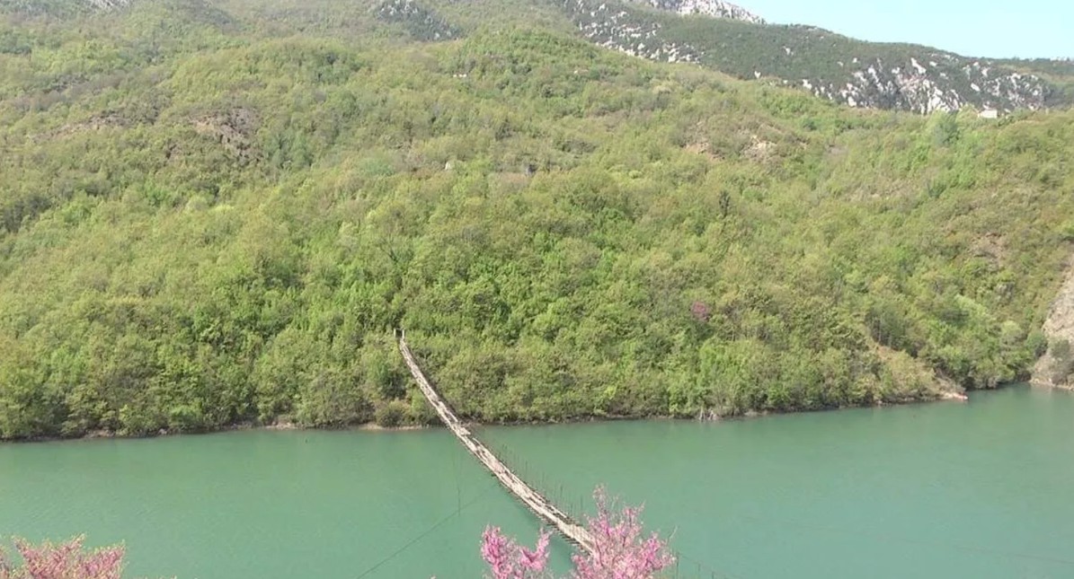 Po kalonte urën mbi lumin Mat, e moshuara rrëzohet dhe humb jetën