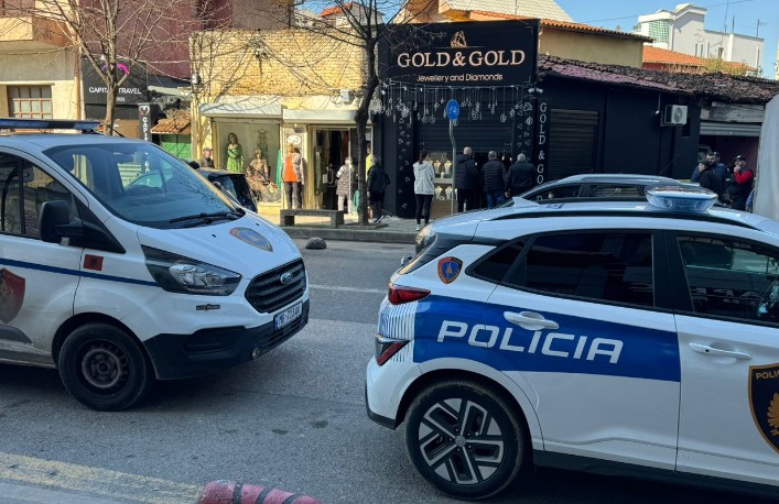 Grabitet argjendaria në Tiranë, hajduti hapi një “vrimë” në tarracë dhe u fut