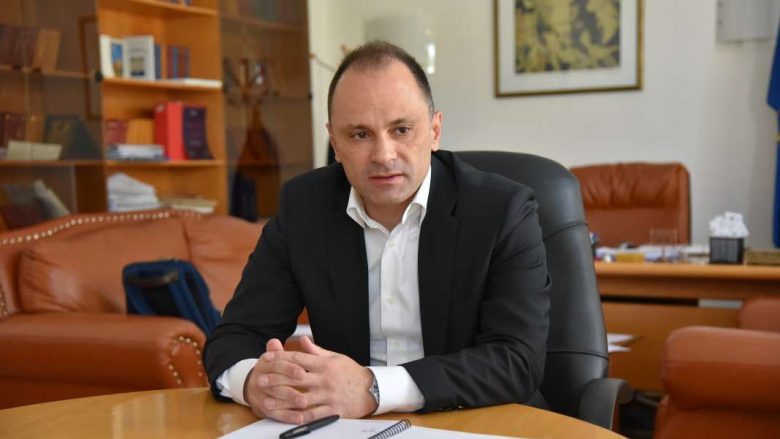 Filipçe: Mbështes kërkesat e specialistëve privatë për rritjen e pagave të tyre
