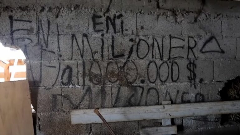 “Eni milioner, 1 milionë $”, shkrimi i çuditshëm në kasollen ku fëmijët groposën babain e vrarë