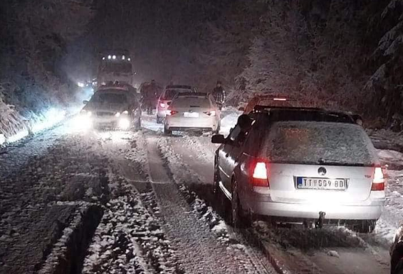 Kjo pikë kufitare në Kosovë është vështirë e kalueshme nga bora