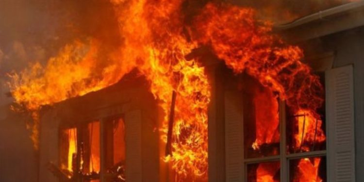 Shpërthen zjarri në xhaminë e vjetër në Mamushë, digjet një pjesë e saj