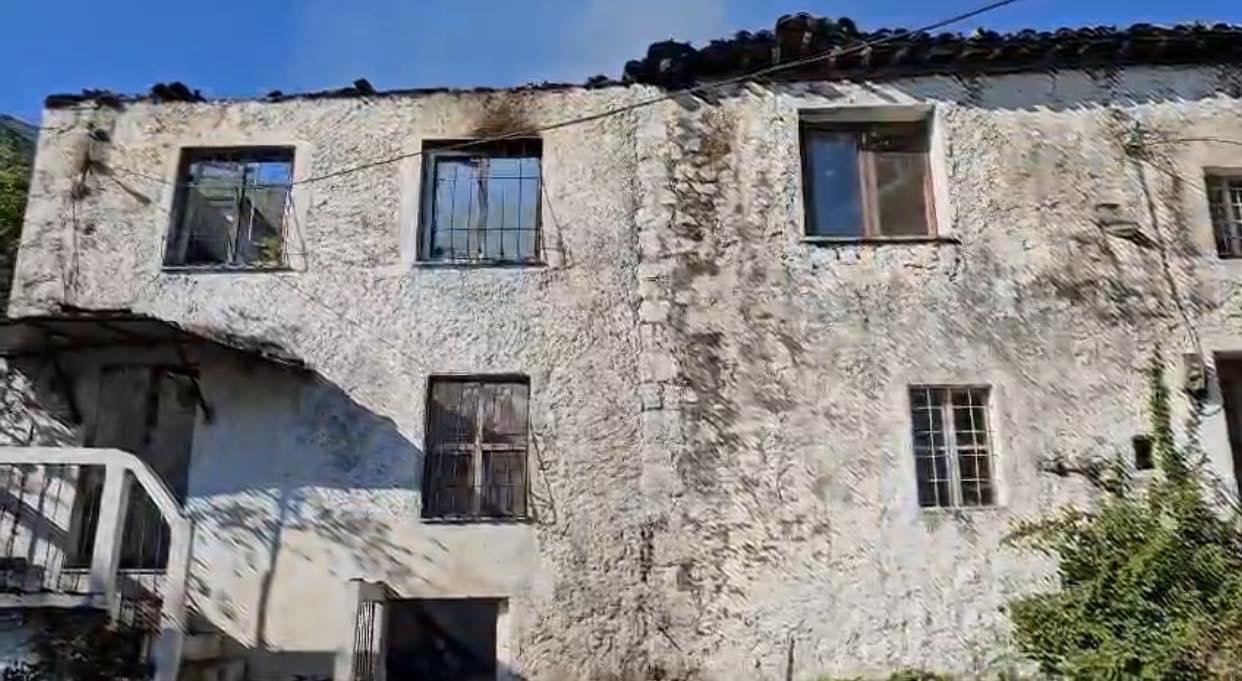Flakët shkrumbojnë shtëpinë në Shkodër, humb jetën 52-vjeçari