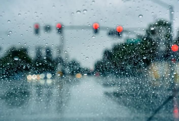 Policia kërkon nga shoferët të kenë kujdes gjatë ngasjes me reshje shiu