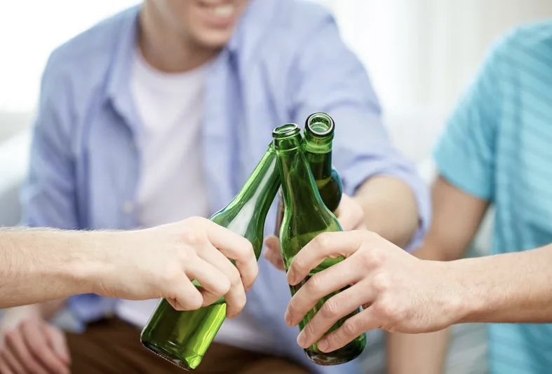 Në Shqipëri 45% e 15-vjeçarëve meshkuj konsumojnë alkool