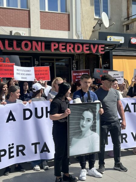 Ferizajasit protestojnë për 21 vjeçaren që u vra nga ish-bashkëshorti- merr pjesë edhe vëllai i plagosur