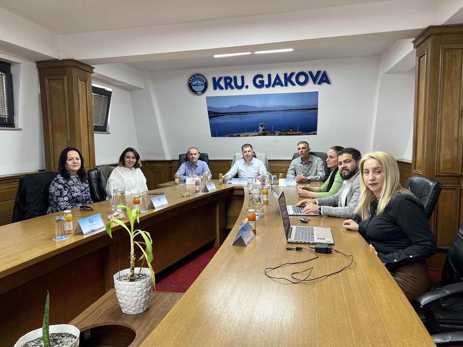 Njeriu i VV-së i arrestuar për trafikim me njerëz në Bullgari, kthehet në punë në KRU Gjakova