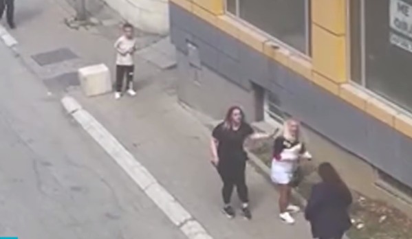 Një gruan e gjuan me shuplaka një kalimtare në Prishtinë