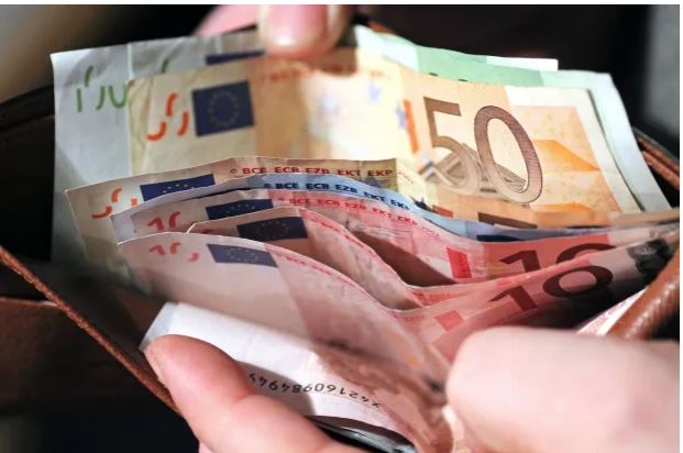 Një rahovecas tregohet fort i ndershëm, i gjen 10 mijë euro dhe i dorëzon në polici