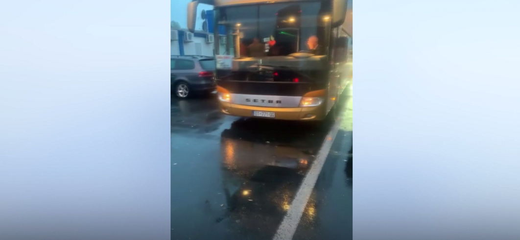 Serbia bllokon autobusët kosovarë në kufirin me Kroacinë, pritjet deri në 4 orë