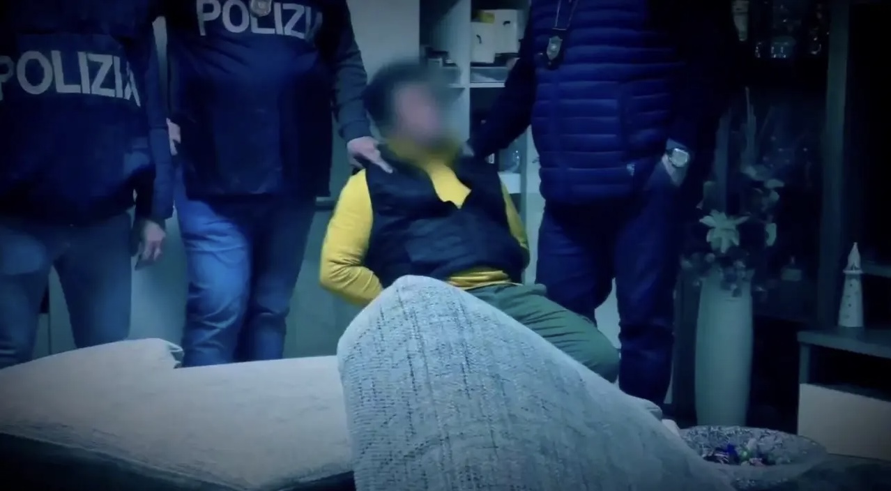 Përdorte identitetin e vëllait të sëmurë, arrestohet shqiptari që vrau motrën dhe kunatin