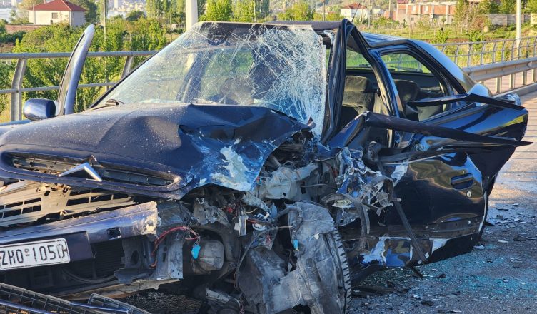 Një “Benz” dhe një “Citroen” përplasen në Pogradec, humb jetën pasagjeri nga Devolli