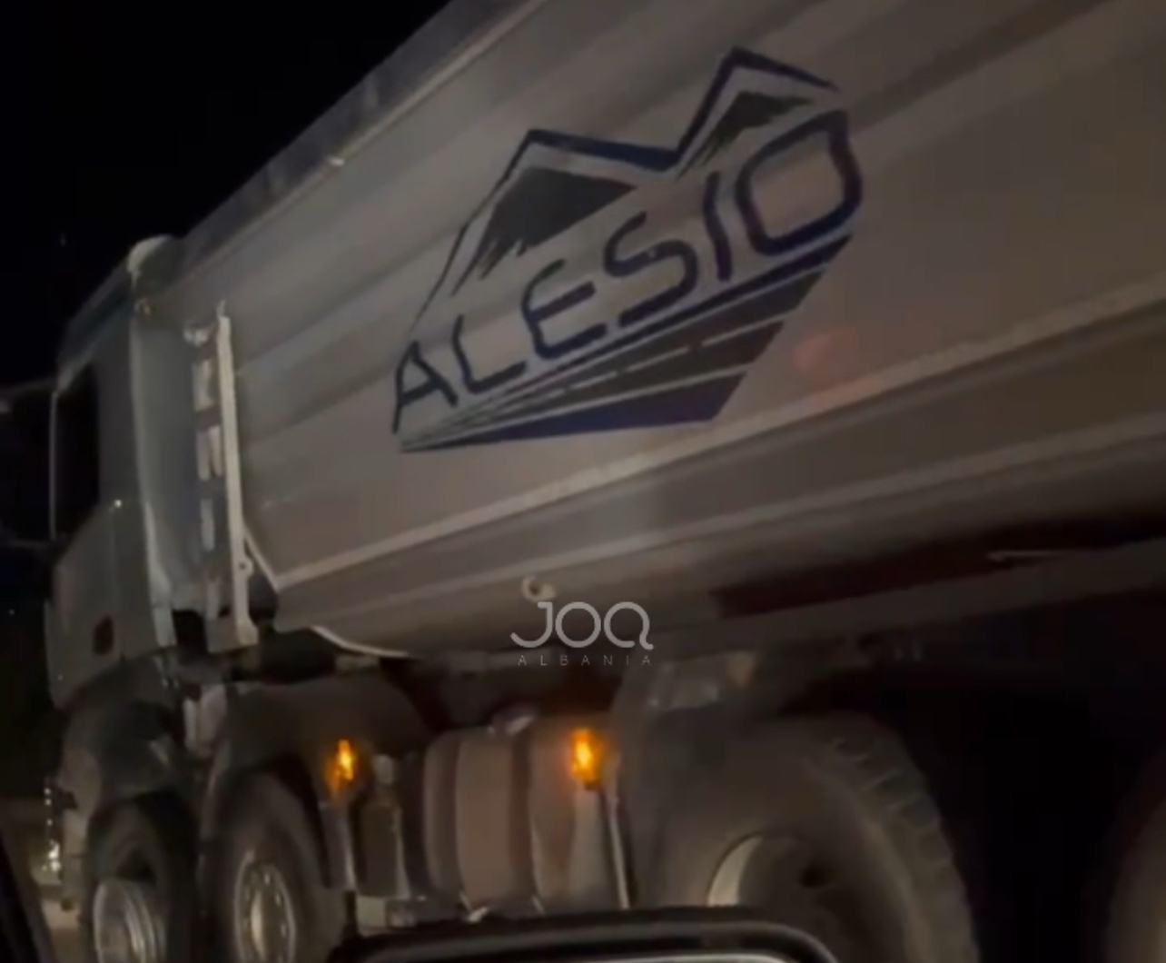 Kthehet përmbys makina në autostradën Tiranë-Durrës, kamionit të Alesios i shpërthejnë gomat