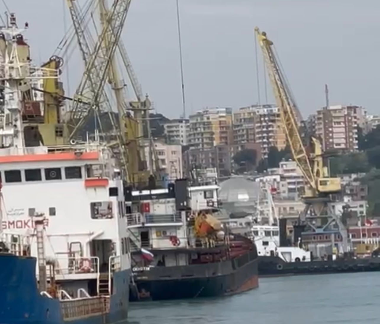 Anija ruse furnizon Shqipërinë me grurë