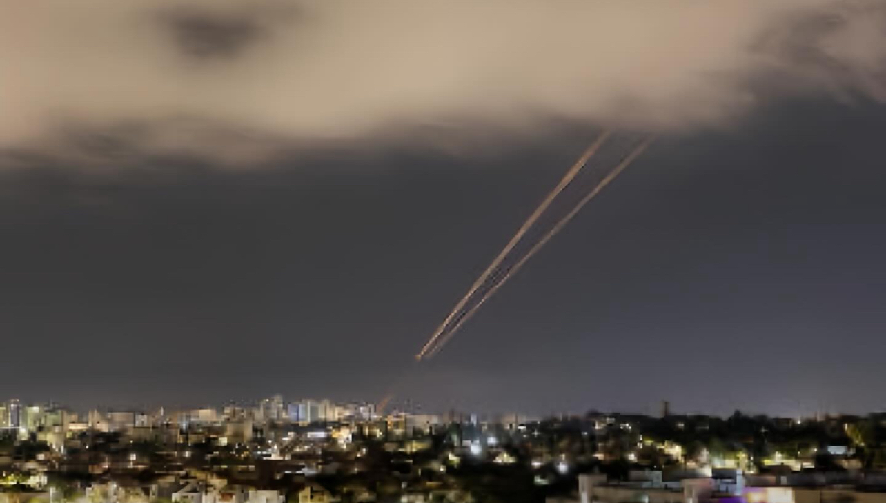 Izraeli godet me raketë Iranin