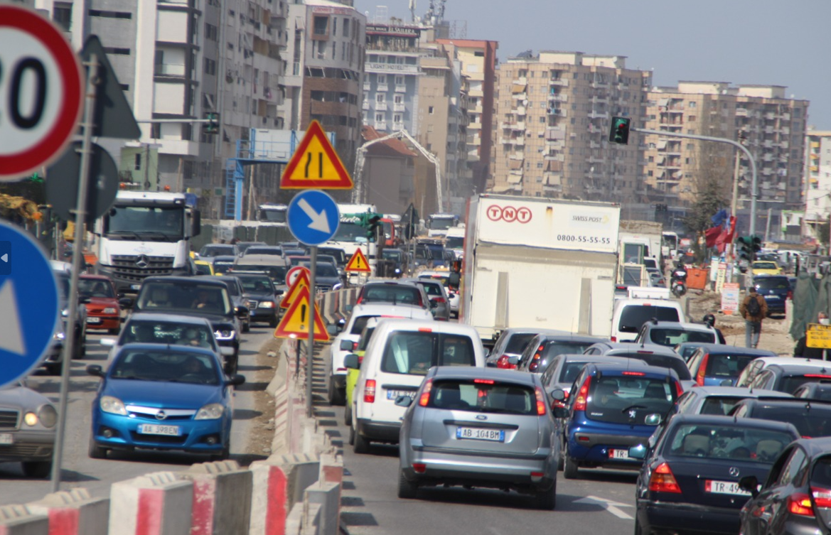 Shqiptarët po blejnë më shumë makina, por më pak “Benz-a”