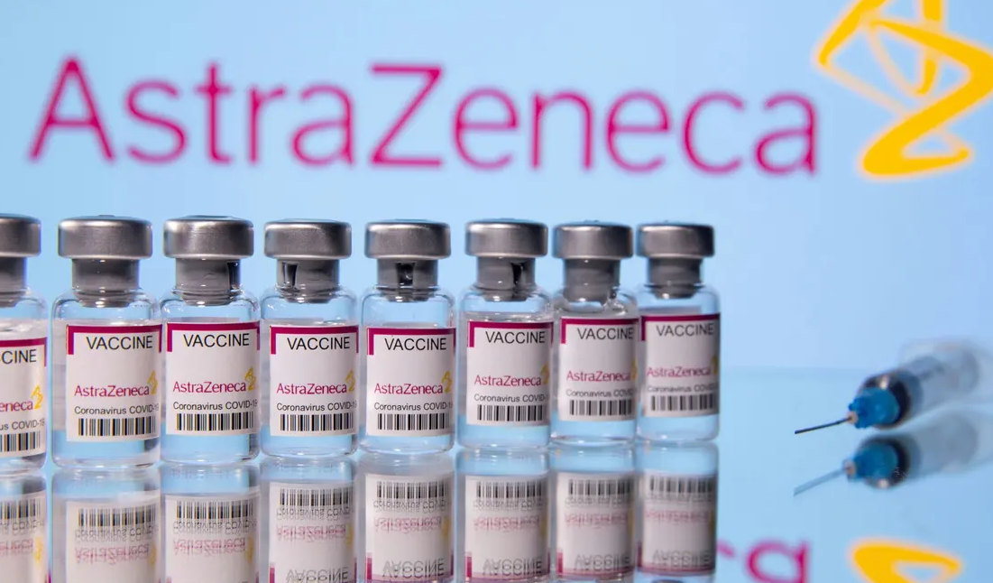 AstraZeneca pranon se vaksina e saj Covid mund të shkaktojë mpiksje të rrallë gjaku