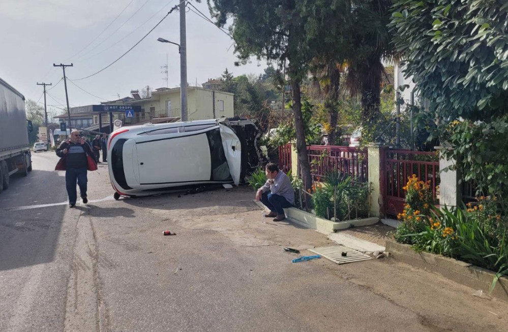Makina përplaset me stacionin e autobusit, humb jetën 21-vjeçarja shqiptare