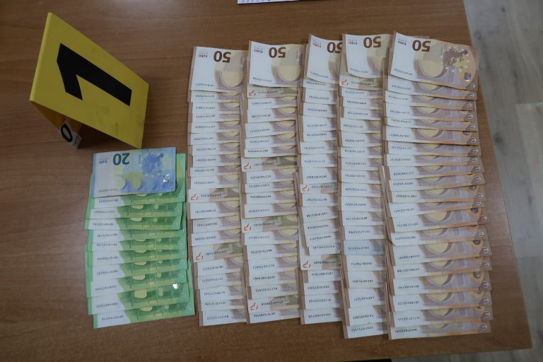 Deponohen rreth 3 mijë euro të falsifikuara në një bankë, në Gjakovë