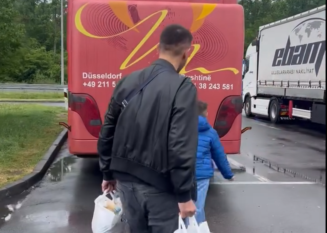 Labi iu dërgon ushqim kosovarëve që u bllokuan në kufirin Serbi-Kroaci