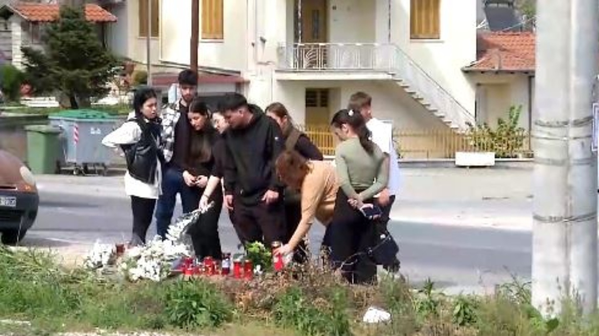 Mes lotësh, miqtë vendosin lule në vendin ku vdiq 20-vjeçarja shqiptare