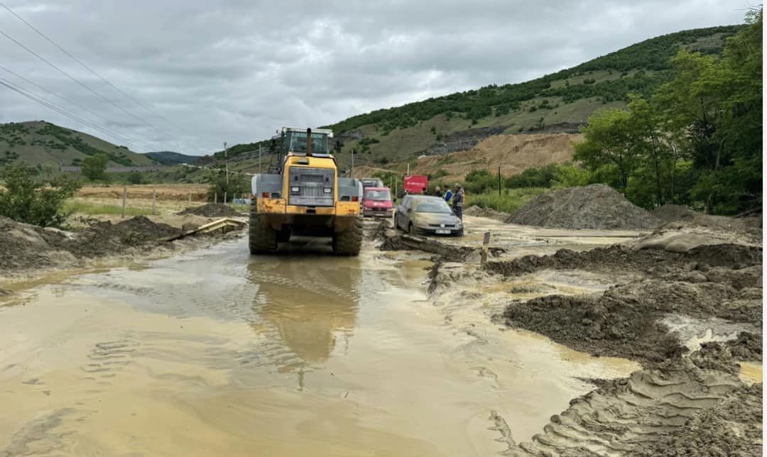 Shembet dheu në Kishnicë, bllokohet rruga Prishtinë-Gjilan