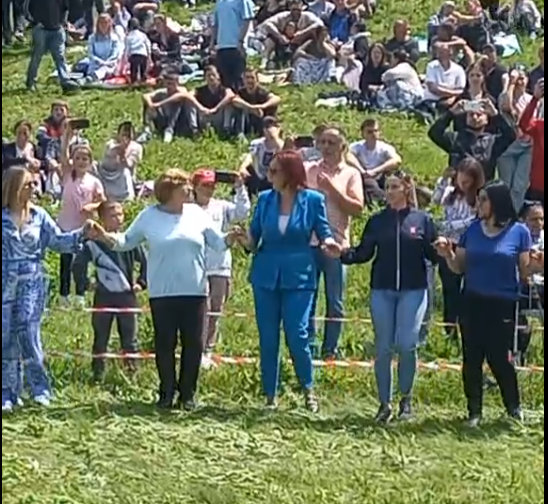 Zv/kryeministrja e Emilija Rexhepi ia ‘krisë’ valles në livadh për 1 Maj