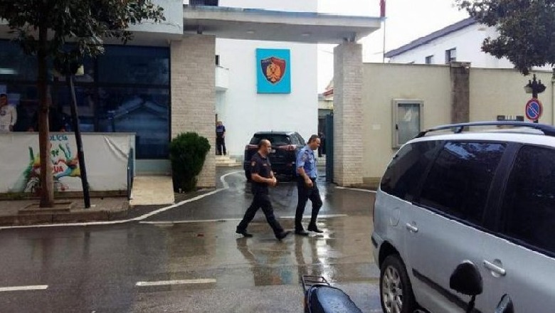 Elbasan/ Babë e bir ‘kthejnë përmbys’ komisariatin, thyejnë kompjutera dhe dritare