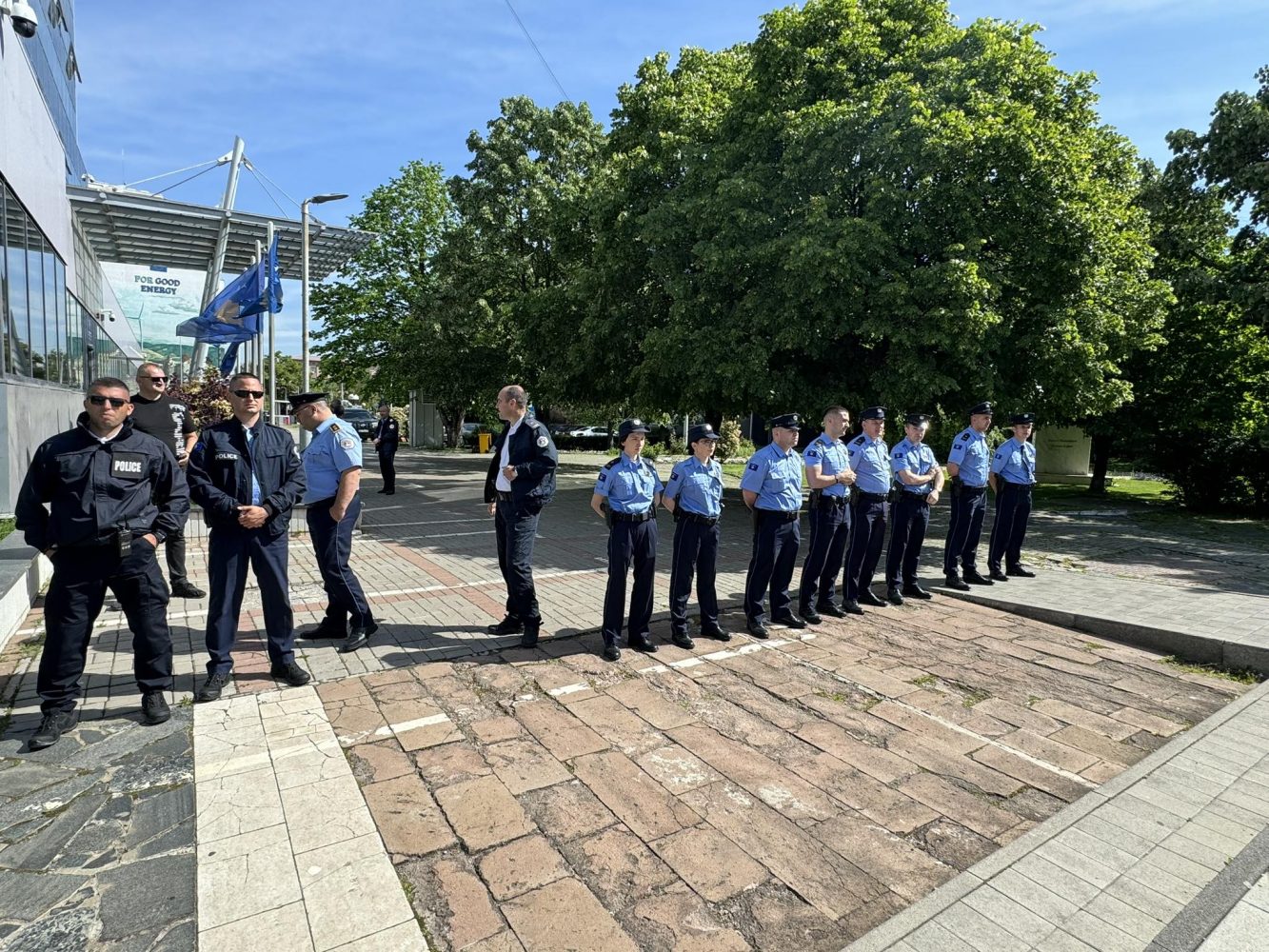 Punëtorët e “Kosova Thëngjillit” protestojnë para qeverisë, kërkojnë vazhdimin e kontratave të punës