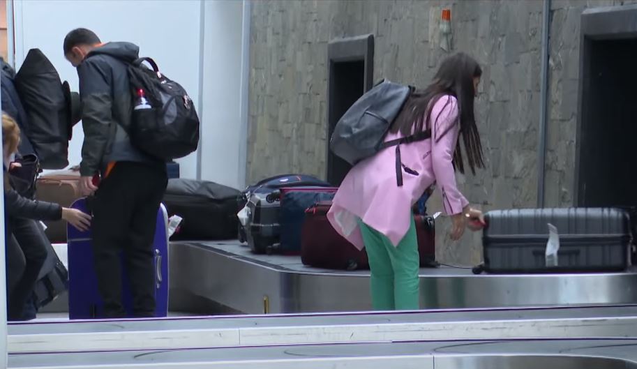 Arrestohet punonjësi i aeroportit në Rinas, vodhi nga çanta e një pasagjeri orën 20 mijë €