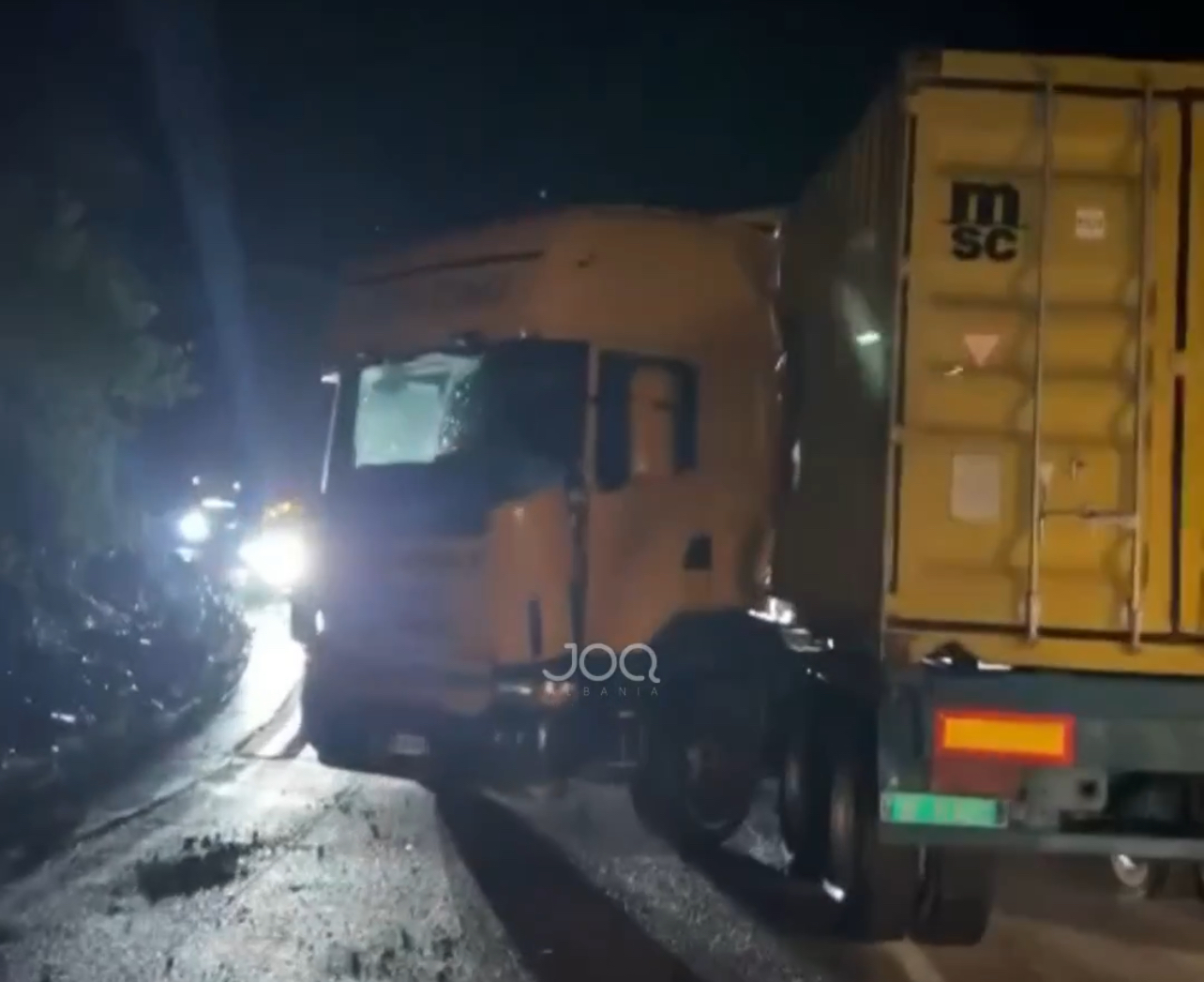 Kujdes! Vaj në rrugë